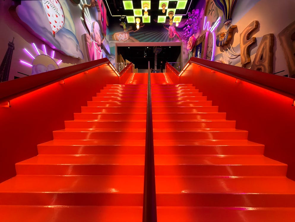 «Netflix House»: Netflix eröffnet erstes Erlebniszentrum - Gallery. Der Weg ins Obergeschoss führt über eine lange Treppe Rot-Ton des Netflix-Logos.