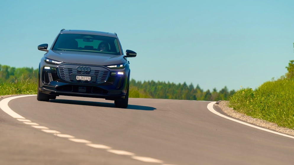 Trotz 2.4 Tonnen fährt sich der Q6 sehr ausgewogen - eine Stärke der Deutschen.