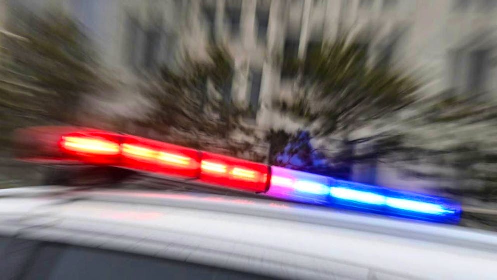 ARCHIVE - A flashing blue light on a Chinese police car (archive photo). Photo: Johannes Neudecker/dpa