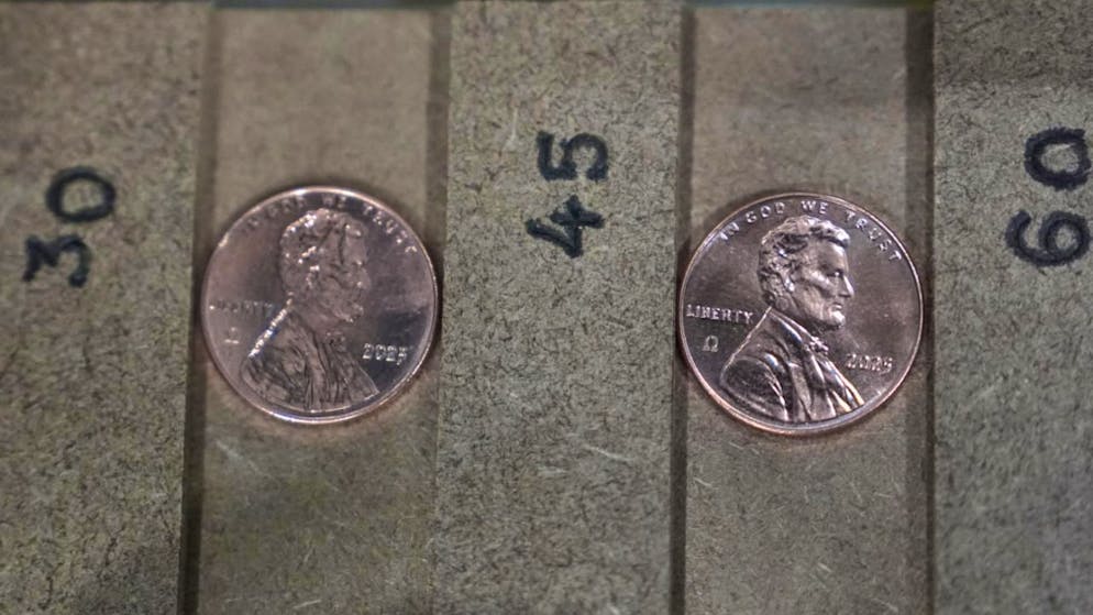 Due degli ultimi penny - la moneta da un centesimo di dollaro - coniati oggi per l'ultima volta a Filadelfia.