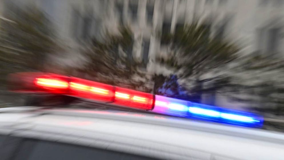 ARCHIV - Auf einem chinesischen Polizeiwagen blinkt ein Blaulicht (Archivbild). Foto: Johannes Neudecker/dpa