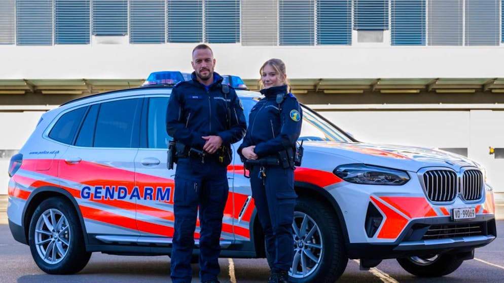 Lateinische Kantone übernehmen neue einheitliche Polizeiuniform - Gallery. Die lateinischen Polizeikorps rüsten sich ab Januar 2026 mit der korpsübergreifenden Uniform aus. Im Bild Angehörige der Kantonspolizei Waadt.