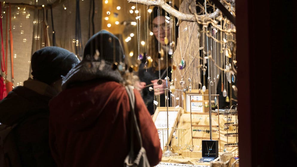 Magia polare alla stazione centrale. Il mercatino di Natale a Zurigo vieta i contanti e minaccia multe molto salate