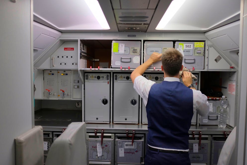 Die geheimen Codes der Flight Attendants. Darüber hinaus gibt es eine Vielzahl an Codes und Fachwörtern für einzelne Bereiche im Flugzeug. «Galley» bedeutet Bordküche und der «Bin» beschreibt keinen Mülleimer, wie das englische Wort dafür vermuten lässt, sondern das Gepäckfach über dem Sitzbereich. Auch für die Bord-Toilette und andere Utensilien gibt es eigene Wörter als Teil einer Geheimsprache.