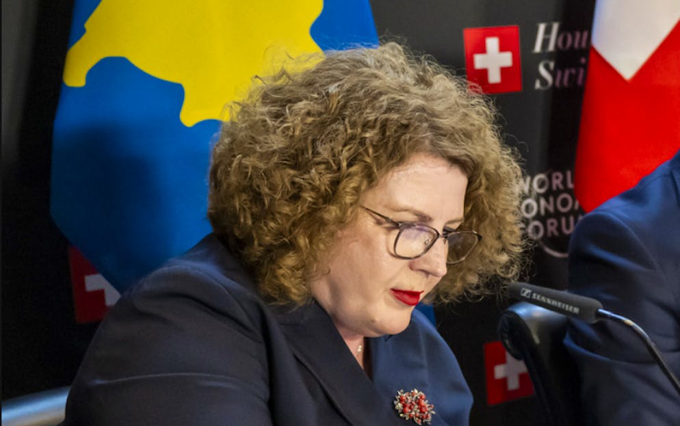 Rozeta Hajdari et deux autres hauts fonctionnaires sont soupçonnés d'avoir facilité des contrats d'achat de pétrole et de blé, à hauteur de plusieurs millions d'euros et à des prix bien supérieurs à ceux du marché, au profit d'un homme d'affaire turc, lui aussi inculpé.