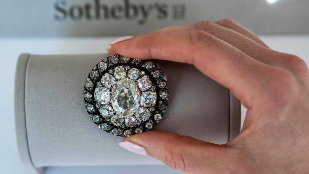 Im Vorfeld wurde die Diamantbrosche mit einem Schätzpreis von 120'000 bis 200'000 Franken bewertet. (Archivbild)