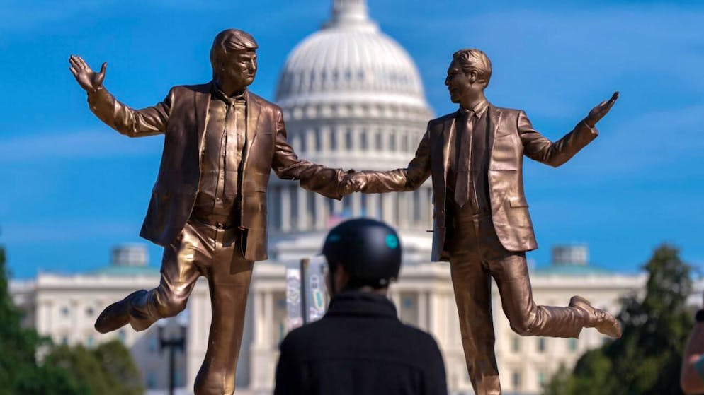 Cette installation artistique montre Donald Trump et Jeffrey Epstein main dans la main (archives).