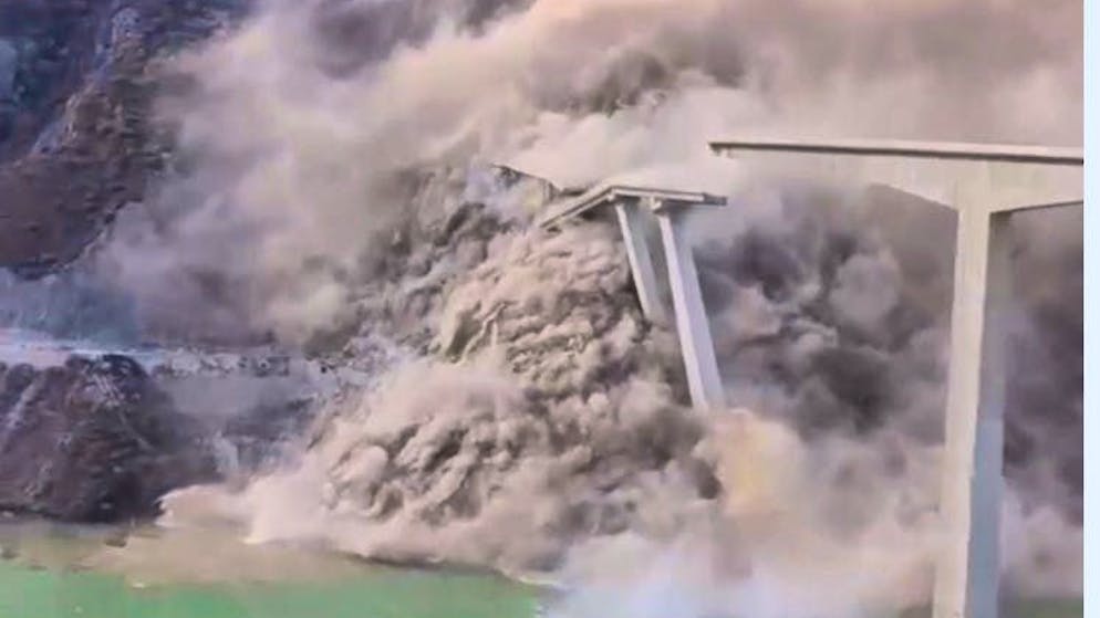 Era stato chiuso per sicurezza. Ecco le straordinarie immagini del crollo di un ponte autostradale in Cina