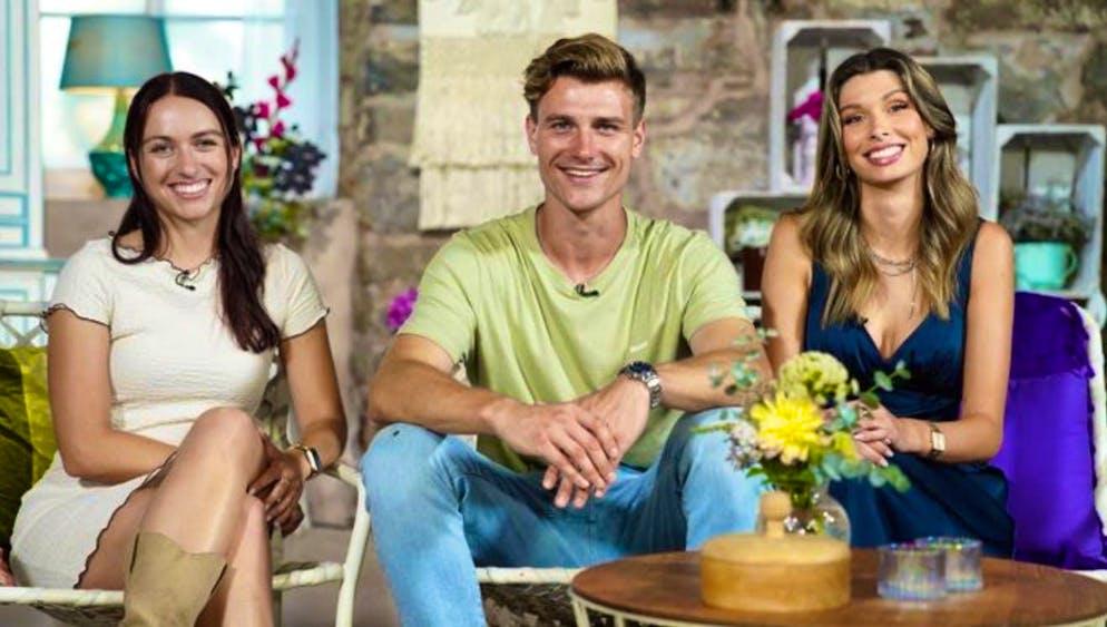 Asparagus farmer Friedrich takes teacher Laura (left) and student Selina to his farm. Will there be a spark - or will it just be flirting?