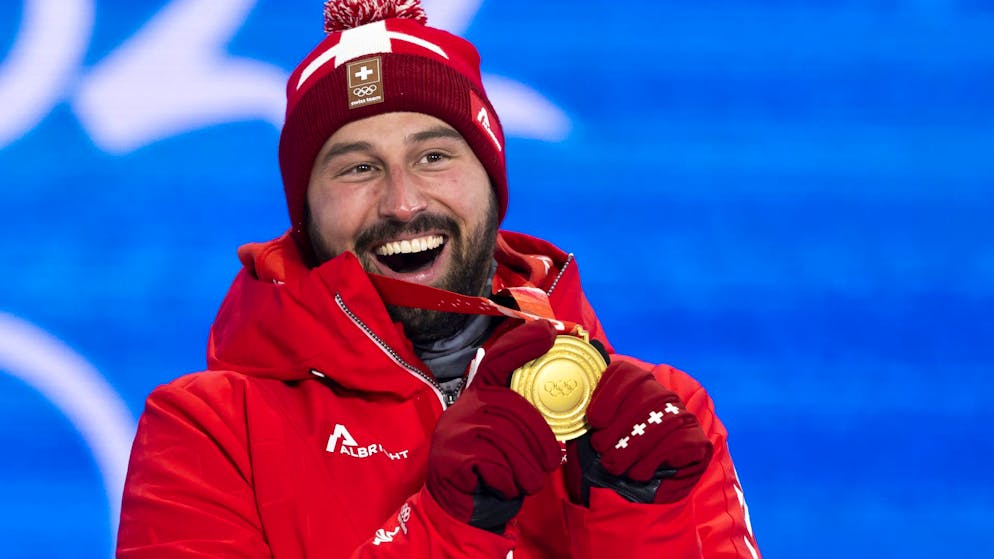 Ryan Regez und seine Goldmedaille, die er in Peking 2022 geholt hat. (KEYSTONE/Peter Klaunzer)..