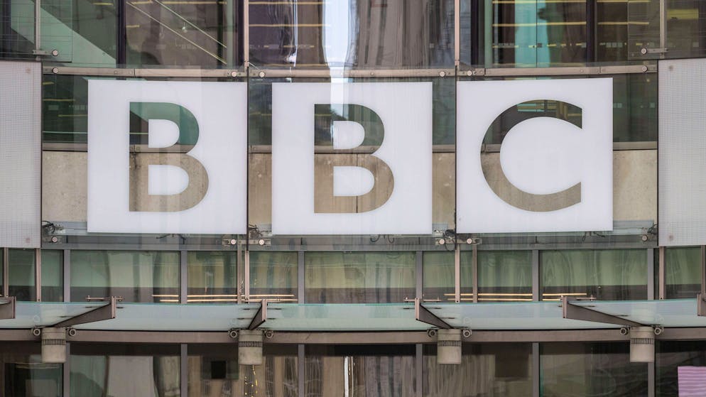 «Ha truffato il pubblico». Bufera sulla BBC: Trump annuncia una causa miliardaria e Mosca soffia sul fuoco