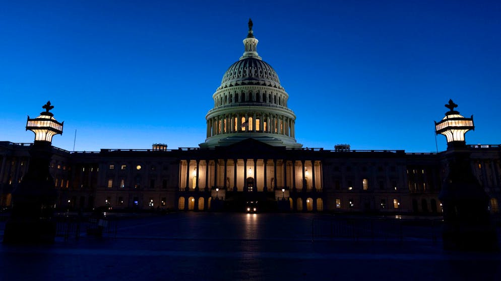 Das seit Wochen fast leere Kapitol in Washington am Dienstagabend. 