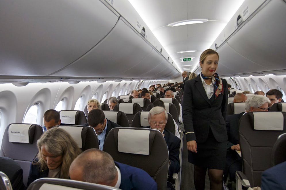 Die geheimen Codes der Flight Attendants. Selbst nach anstrengenden Langstreckenflügen sehen Flugbegleiterinnen immer frisch gestylt und hübsch aus. Das liegt zum Teil an den sogenannten «Landing Lips». Kurz vor der Landung wird noch einmal Make-up samt Lippenstift aufgelegt. Wertet ebenfalls das Outfit auf: nur beim Willkommens- und Abschiedsgruss werden Stögelischuhe getragen.