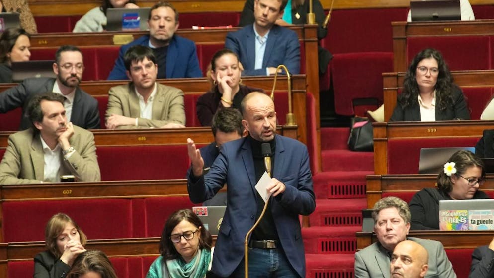 L'Assemblée nationale a voté la suspension de la réforme emblématique du second quinquennat d'Emmanuel Macron.
