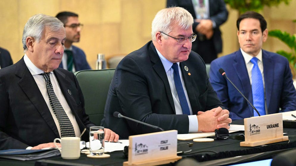 Andriy Sybiha, al centro, con Marco Rubio e Antonio Tajani.