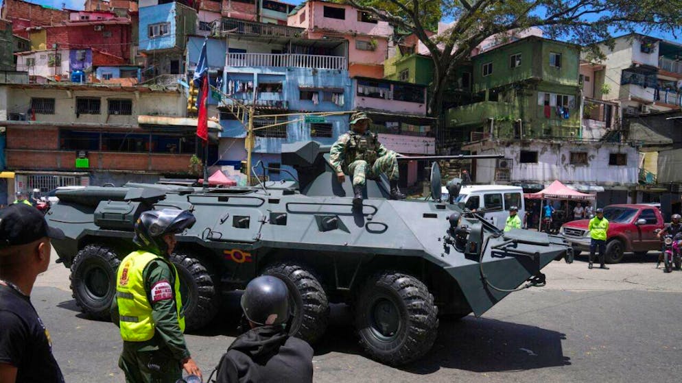 La mobilitazione di forze e mezzi è cominciata, tra l'altro, nell'area di Caracas. Nella foto un soldato durante un'esercitazione di settembre nella capitale.