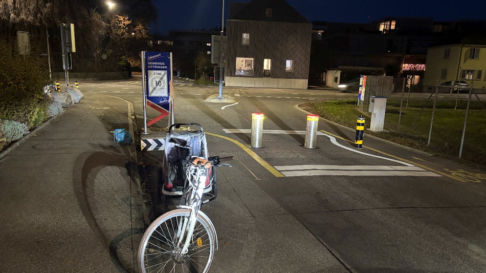 Oftringen AG. Frau liegt bewusstlos neben Velo – zwei Kinder unverletzt im Anhänger
