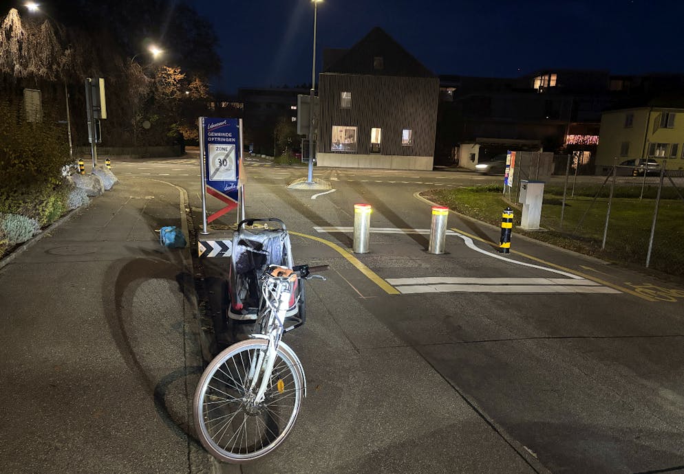 Wieso die Frau gestürzt ist, ist bis anhin unklar.