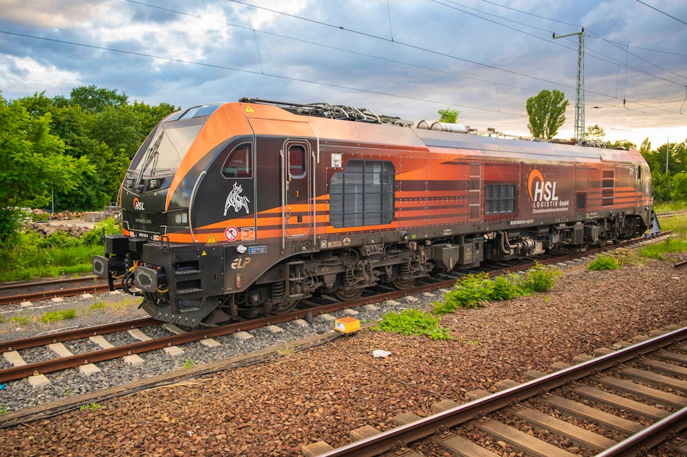 Stadler soll bis zu 200 Hybridlokomotiven ausliefern.