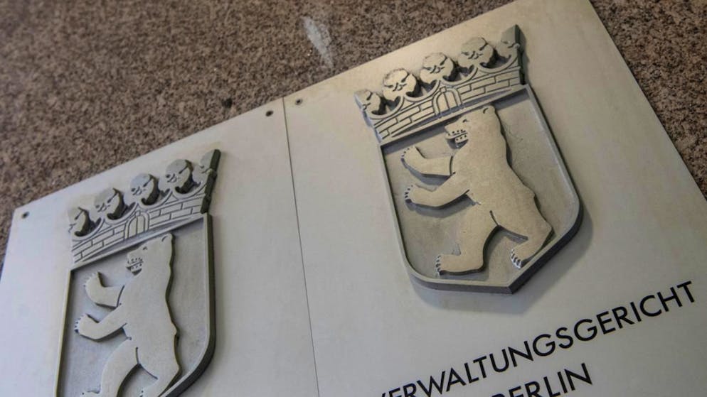 ARCHIV - Ein Hinweisschild weist auf das Verwaltungsgericht Berlin hin. Das Gericht prüft Klagen von Palästinensern in Gaza gegen Waffenlieferungen an Israel. Foto: Paul Zinken/dpa