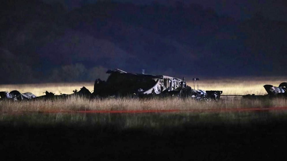 Debris can be seen at the crash site of a Turkish military cargo plane. Photo: Zurab Tsertsvadze/AP/dpa