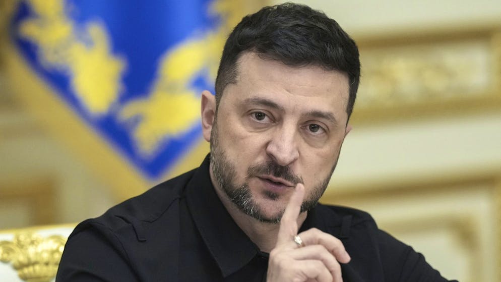Zelensky chiede le dimissioni di due ministri.