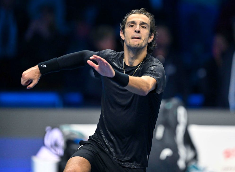 Lorenzo Musetti ha battuto Alex De Minaur in un match davvero epico, in cui l'italiano sembrava essere spacciato e invece si è ripreso, battendo l'australiano in tre set. 