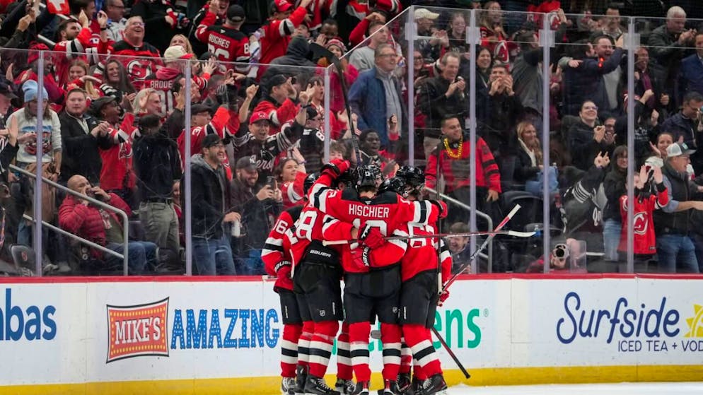 NHL. Devils defeat the Blackhawks again