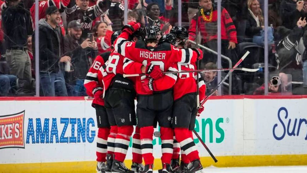 Die Spieler der New Jersey Devils bejubeln den siebten Sieg hintereinander gegen die Chicago. Blackhawks