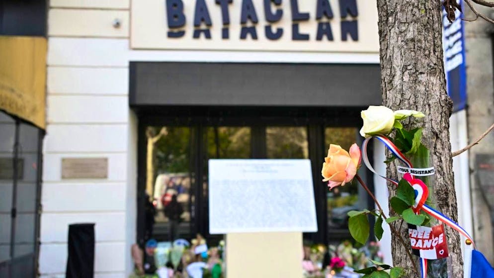 Flowers lie outside the Bataclan concert hall as Paris marks the 10th anniversary of the terrorist attacks that killed 132 people and injured hundreds more. Photo: Emma Da Silva/AP/dpa
