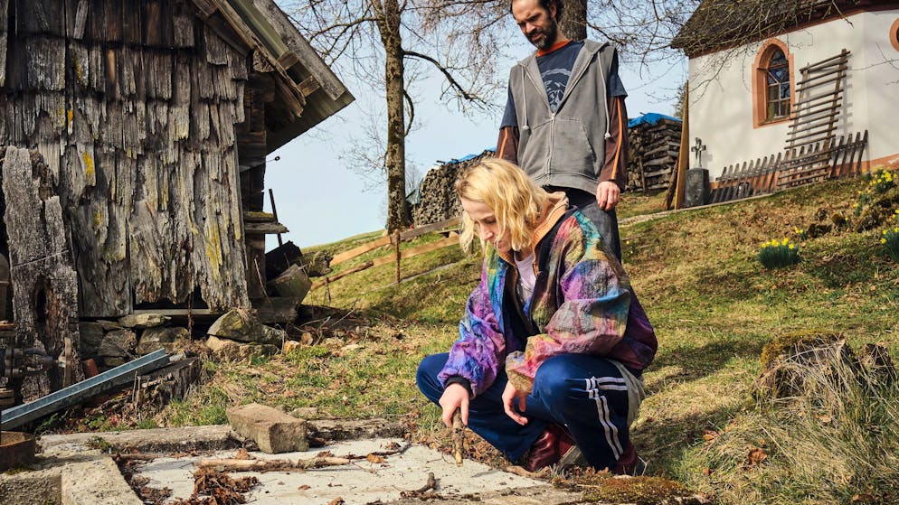 «Tatort» im Check: Das haben Ermittler Berg und sein Schauspieler gemein. Die Betonplatte im Hof birgt ein Geheimnis. Reini (Felician Hohnloser) will es seiner Freundin Mika (Mareike Beykirch) verheimlichen.