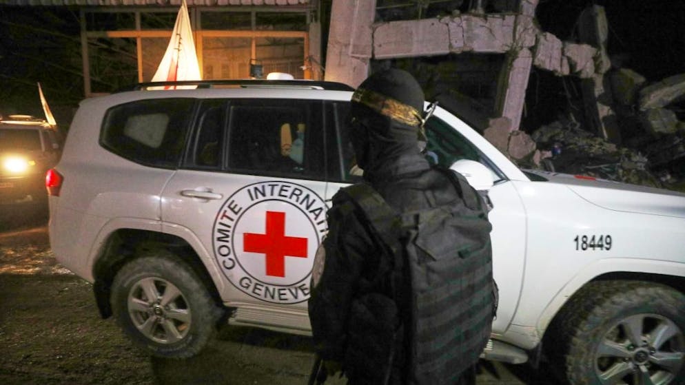 ARCHIV - Ein bewaffneter Mann der al-Qassam-Brigaden, dem militärischen Flügel der Hamas, steht neben einem Fahrzeug des Roten Kreuzes in Gaza-Stadt. Foto: Yousef Al Zanoun/AP/dpa/Archivbild