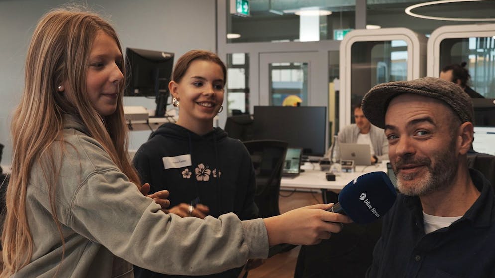Zukunftstag bei blue News. «Wer flucht am meisten?» – Kinder-Reporter recherchieren im Newsroom