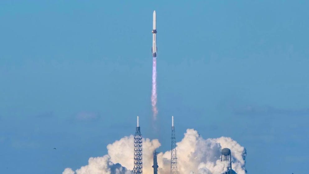 Le premier étage, ou propulseur, de la fusée New Glenn de Blue Origin s'est posé de manière contrôlée sur une barge en mer.