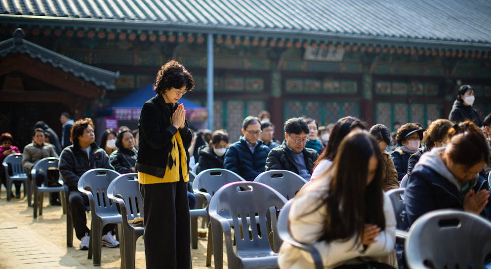Des bouddhistes sud-coréens prient au temple Bongeunsa alors que les étudiants passent l'examen annuel d'entrée à l'université, connu localement sous le nom de Suneung, à Séoul, le 13 novembre 2025.