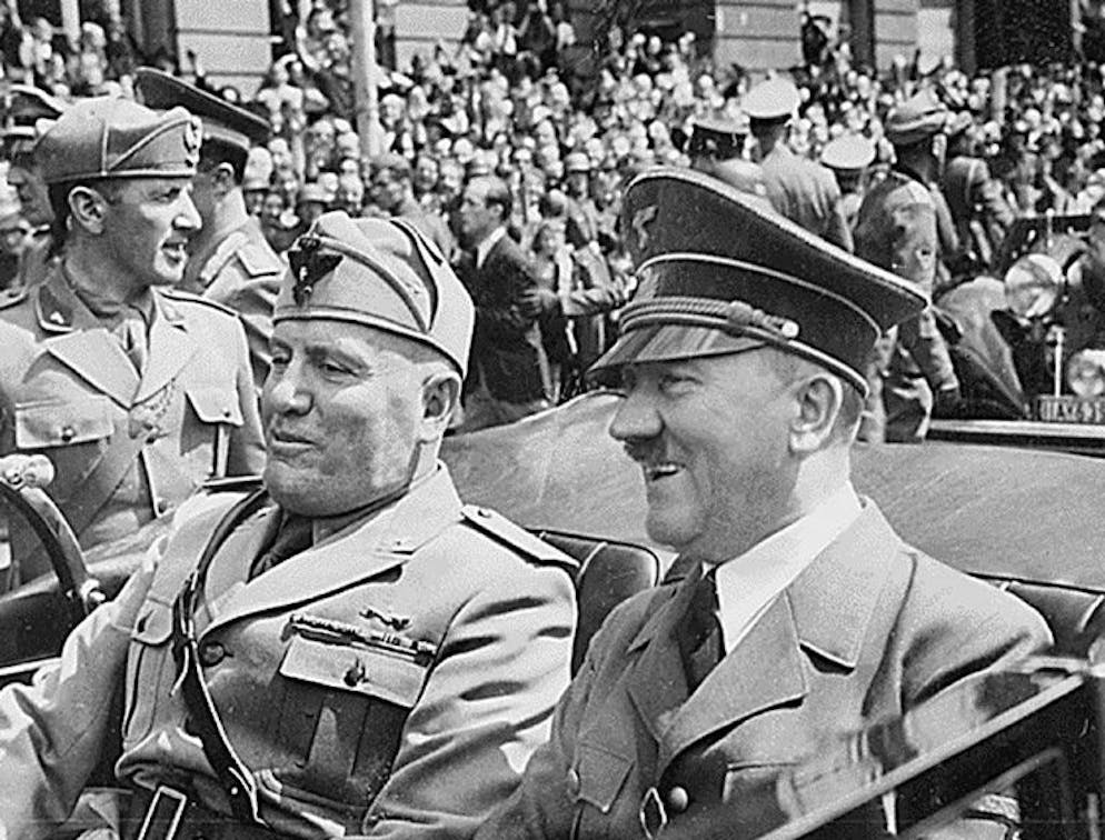 Adolf Hitler (à droite) circulant en voiture aux côtés du dictateur fasciste italien Benito Mussolini (à gauche), en juin 1940 à Munich, en Allemagne.