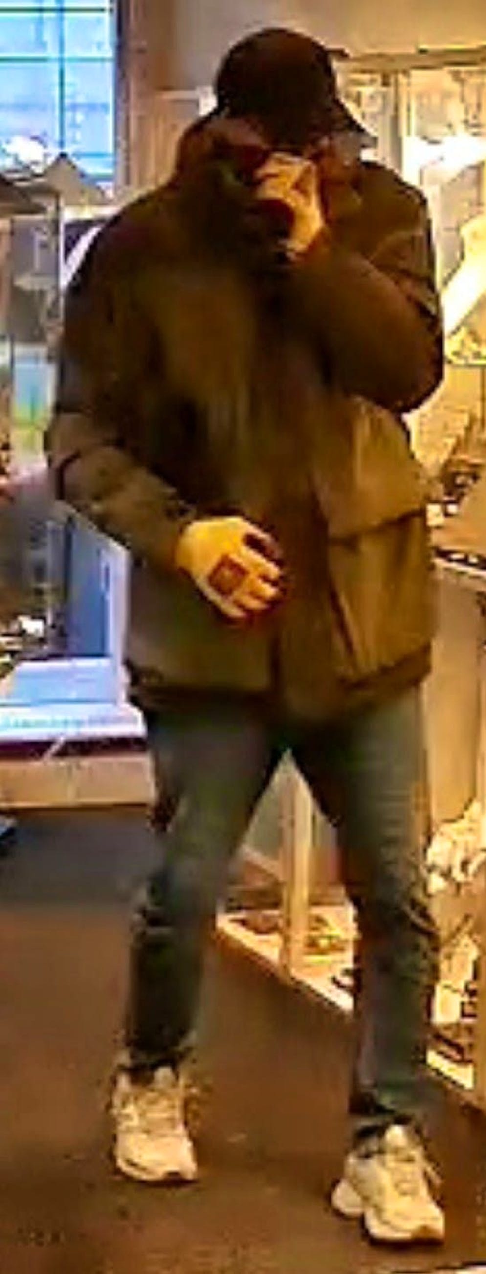 The police describe the perpetrator as about 180 to 190 centimeters tall and between 25 and 45 years old.