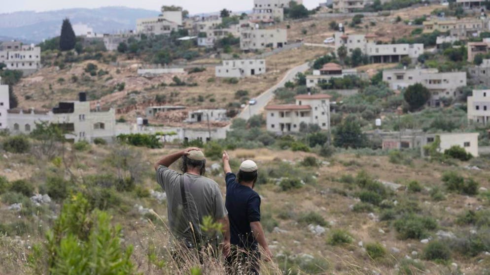 ARCHIV - Israelische Siedler im Westjordanland. Foto: Maya Alleruzzo/AP/dpa