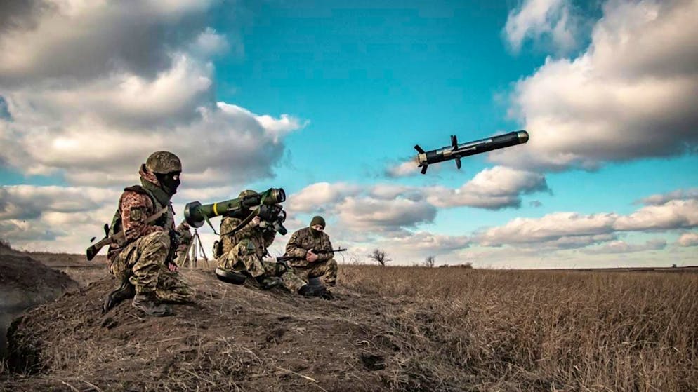 ARCHIV - Auf diesem vom Pressedienst des ukrainischen Verteidigungsministeriums veröffentlichten Foto benutzen ukrainische Soldaten während einer Militärübung in der Region Donezk eine Abschussvorrichtung mit einer US-Javelin-Rakete. Foto: Uncredited/Ukrainian Defense Ministry Press Service/AP/dpa - ACHTUNG: Nur zur redaktionellen Verwendung im Zusammenhang mit der aktuellen Berichterstattung und nur mit vollständiger Nennung des vorstehenden Credits