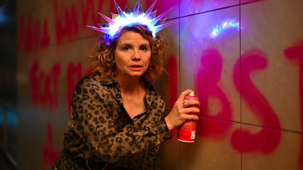 Ein bisschen sind die Wechseljahre wie die Pubertät, sagt Annette Frier. Da macht man schon mal verrückte Sachen – und stellt vor allem alles infrage. Ihre Serie zum Thema «Frier und Fünfzig – Am Ende meiner Tage», ist diese Woche Joyn gestartet und demächst bei SAT.1 zu sehen.