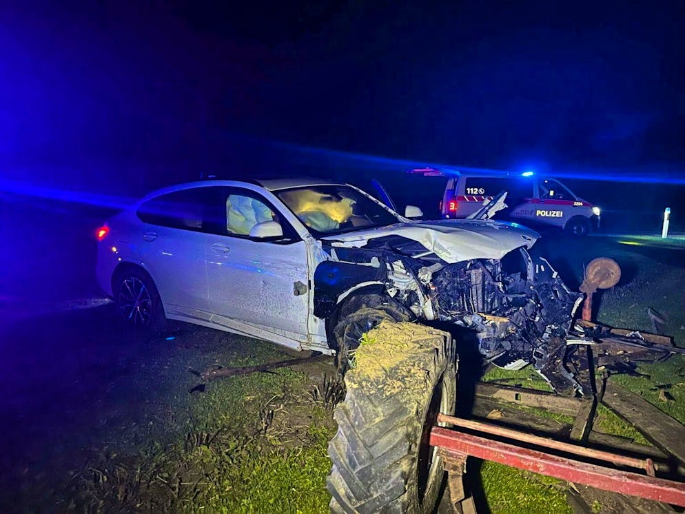 On the run, one of the two suspected car thieves demolishes the BMX X4 and is arrested shortly afterwards - just like the second perpetrator who scrapped the X6.