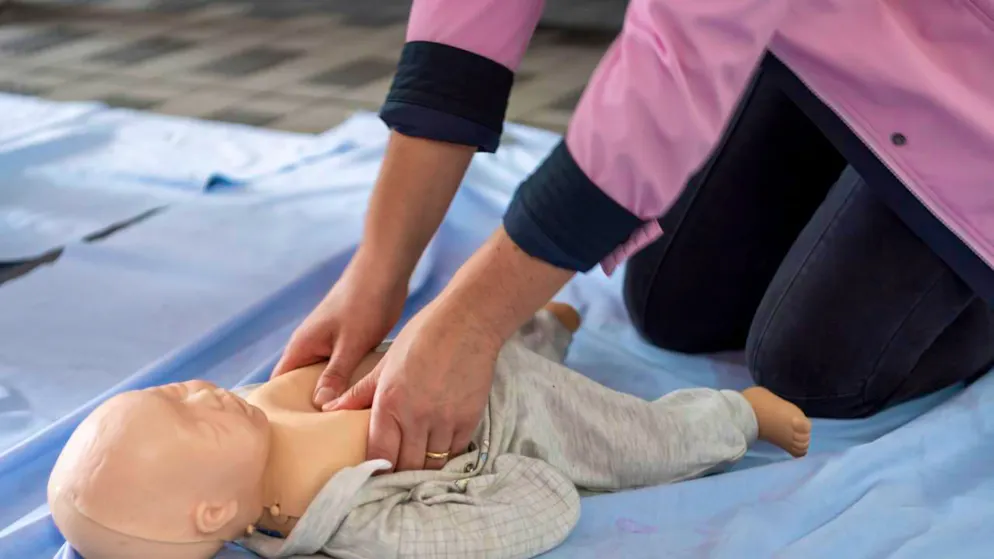 Savoir effectuer un massage cardiaque ne sera pas une prérogative des élèves valaisans, à l'avenir (photo d'illustration).