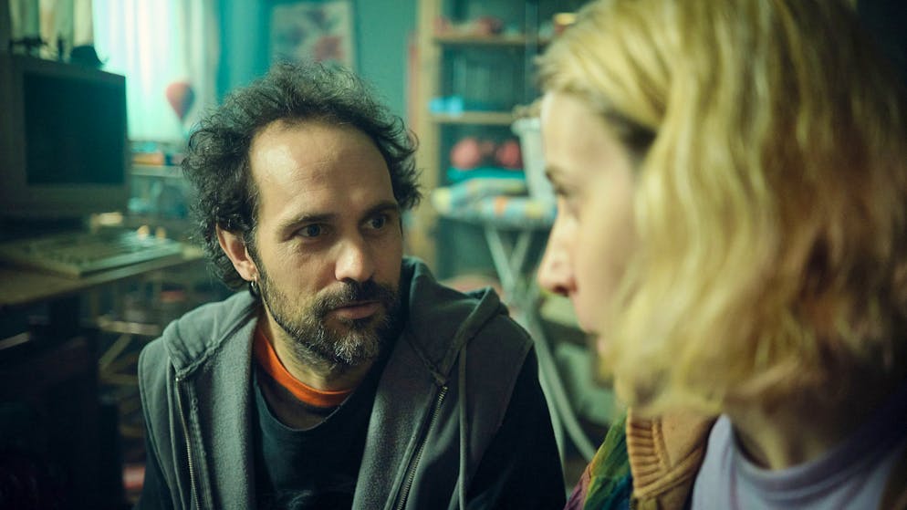 «Tatort» im Check: Das haben Ermittler Berg und sein Schauspieler gemein. Reinhard (Felician Hohnloser) und seine Freundin Mika Novak (Mareike Beykirch) schmieden im alten Kinderzimmer Pläne für die Zukunft.