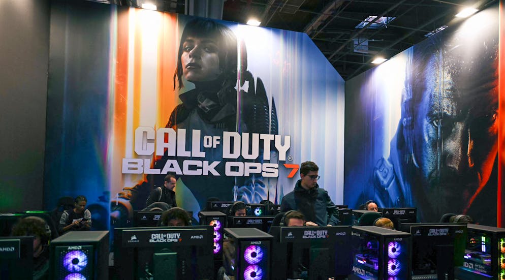 Black Ops 7 fait le pari de rester proche des versions récentes, tout en cultivant le succès de numéros plus anciens: l'histoire s'inscrit dans la continuité de Black Ops 2 et 6 et plusieurs personnages et cartes déjà rencontrés reviennent.