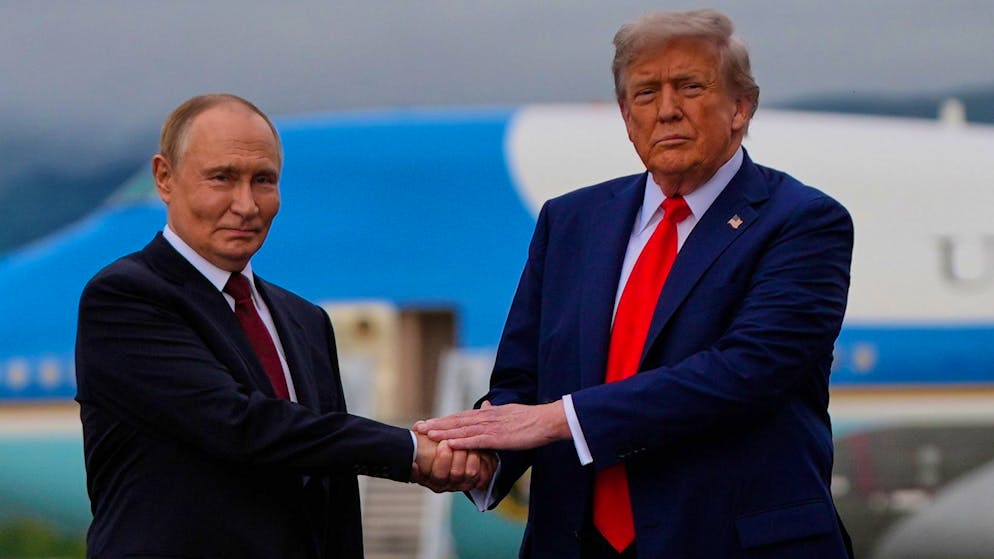 Hand in Hand: Wladimir Putin und Donald Trump im August in Alaska.
