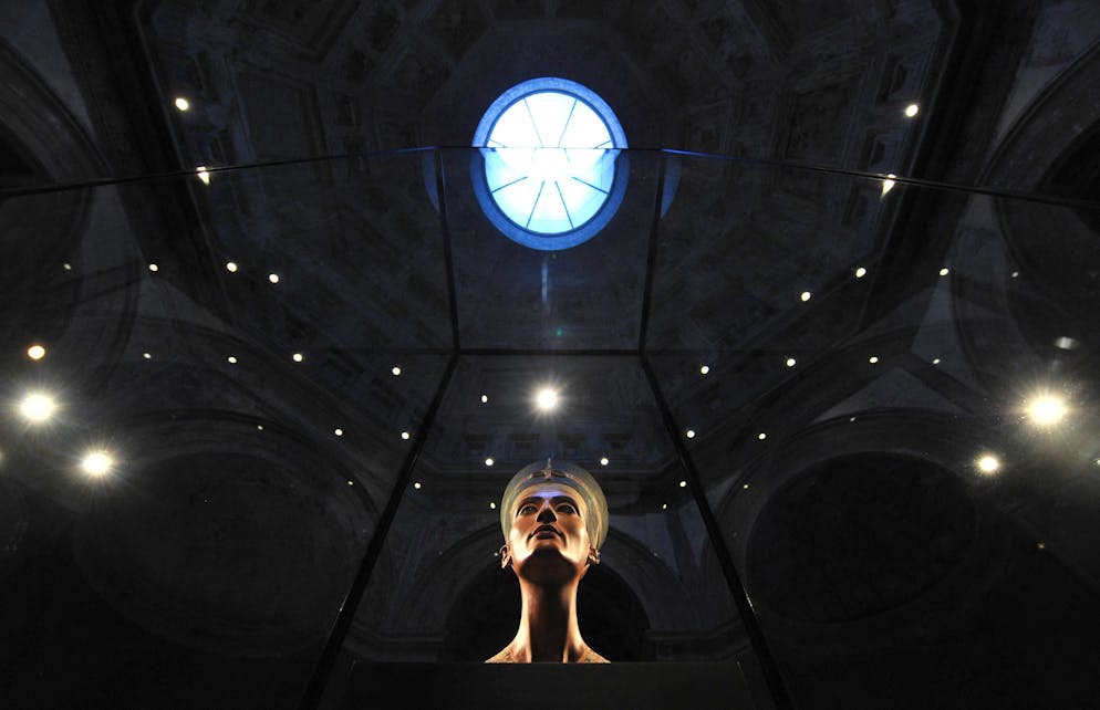Nofretete im Rampenlicht: Im Neuen Museum in Berlin thront die Königin in einem eigenen Saal – inszeniert wie ein kostbares Geheimnis.