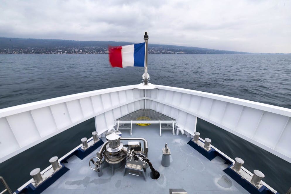 Un drapeau Francais est photographie sur bateau Naviexpress "Evian-les-Bains" de la CGN (Compagnie Genérale de Navigation) ce mercredi 15 octobre 2025 au large de Lausanne. Le Naviexpress est un ferry de transport de personnes destine au transport transfrontalier sur le lac Leman entre la rive vaudoise (Lausanne) et la rive française (Evian-les-Bains). (KEYSTONE/Cyril Zingaro)