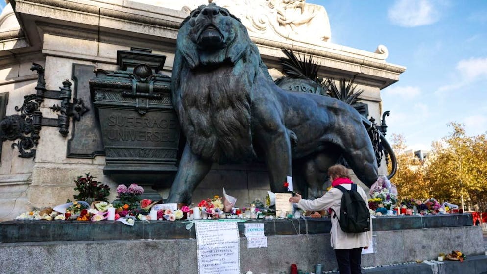 Depuis samedi, le pied de la statue de Marianne sur la place de la République est de nouveau entouré de petites attentions en mémoire des victimes des attentats.