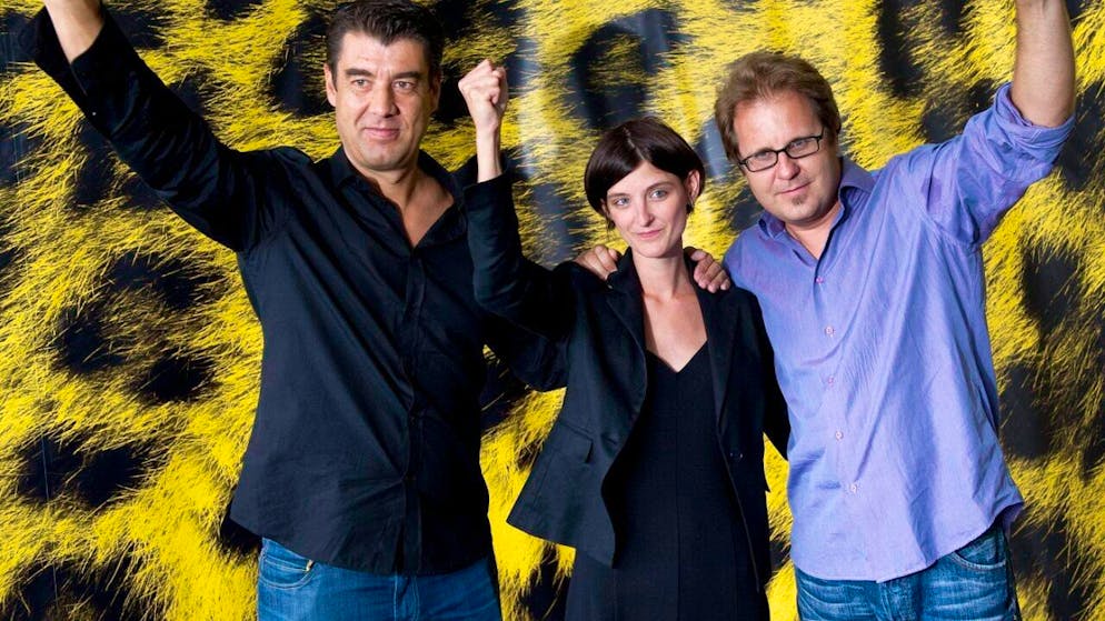 Les cinéastes romands Stéphane Goël (droite), et Fernand Melgar (gauche), entourent la productrice Élise Shubs au Festival du film de Locarno en 2011 pour "Vol spécial", désigné meilleur film suisse de l'année par les critiques de cinéma.