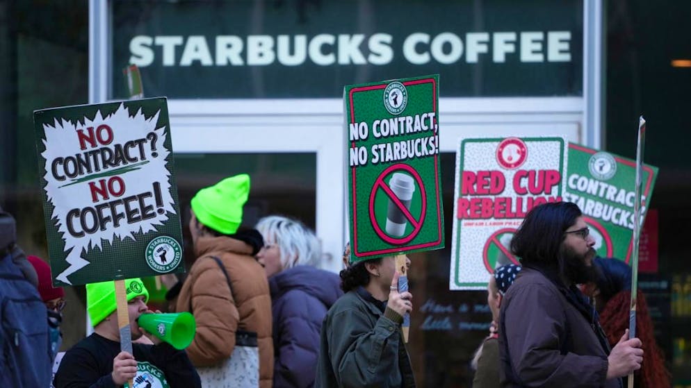Des milliers de baristas se sont mis en grève jeudi pour protester contre leurs conditions de travail au sein de Starbucks.